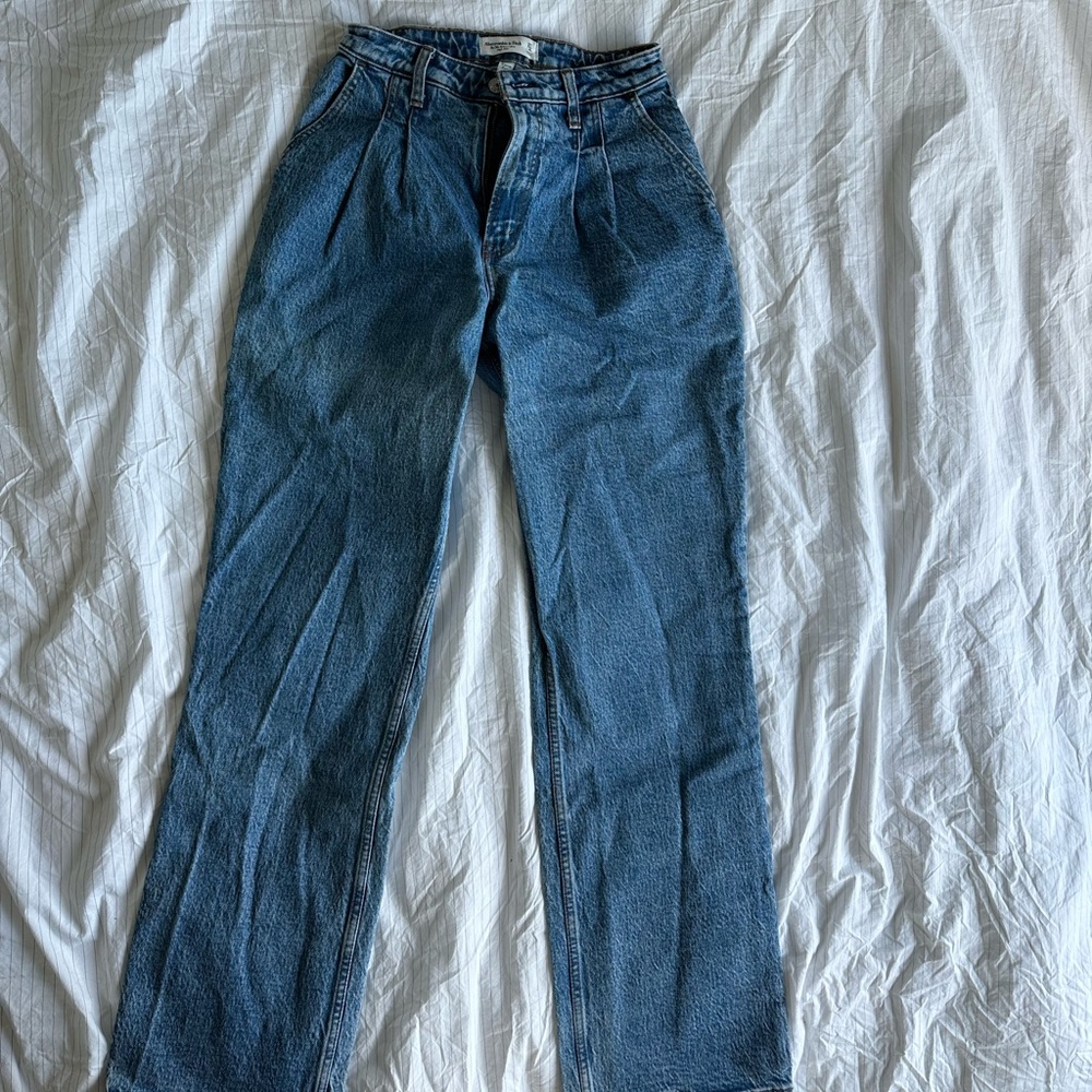 Abercrombie & Fitch 90’s Relaxed Jean Hugh Rise Curve Love